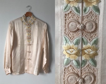 P/H | Chemise boutonnée en soie, col mao, manches longues, broderie florale, tricot et dentelle, petite à moyenne, ivoire