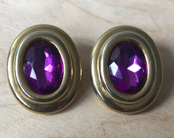 Boucles d'oreilles avec gemme violette | Costume vintage des années 80 et 90, teinte dorée, gros bijoux unisexes, gros clous ovales