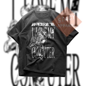 Può includere: T-shirt grigio scuro con una grafica bianca che recita "I LOVE MY COMPUTER". La grafica presenta un'illustrazione dettagliata di una persona con un computer. La maglietta ha maniche corte e girocollo.