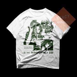Puede incluir: Camiseta blanca con un dise&ntilde;o gr&aacute;fico verde. El dise&ntilde;o incluye una imagen dividida de una persona, las palabras "bea bajoo bee" y el texto "Don't forget to kiss me or else you'll have to miss me". La camiseta tambi&eacute;n tiene la palabra "beatopia".