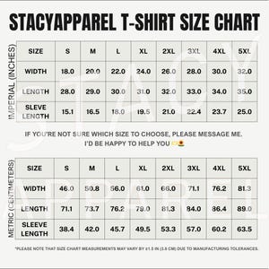 Puede incluir: Una tabla de tallas de camisetas Stacy Apparel, que muestra medidas en pulgadas y cent&iacute;metros. La tabla incluye tallas de la S a la 5XL, con dimensiones de ancho, largo y largo de manga. El texto anima a los clientes a contactar para obtener ayuda con el tallaje.