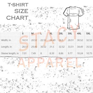 Puede incluir: Tabla de tallas de camisetas con medidas en pulgadas. La tabla incluye ancho, largo y largo de manga para las tallas S a 5XL. Un diagrama de una camiseta ilustra d&oacute;nde se toman las medidas.