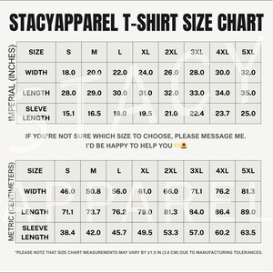 Puede incluir: Tabla de tallas de camisetas StacyApparel con medidas en pulgadas y cent&iacute;metros. La tabla incluye tallas de la S a la 5XL, detallando ancho, largo y largo de manga. El texto anima a los clientes a contactar para obtener ayuda con el tallaje.
