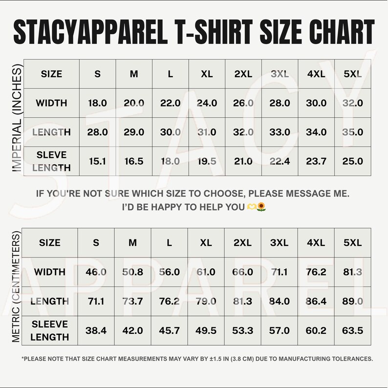 Puede incluir: Tabla de tallas de camisetas StacyApparel con medidas en pulgadas y cent&iacute;metros. La tabla incluye tallas de la S a la 5XL, detallando ancho, largo y largo de manga. El texto anima a los clientes a contactar para obtener ayuda con el tallaje.