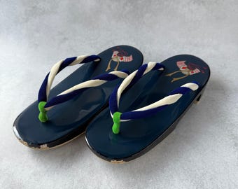 Geta japonesa vintage para meninos – Fabricada em 1980 | Design de capacete Kabuto | Sandálias tradicionais para a cerimônia Shichi-Go-San (19,5 cm / 7,7 pol.)