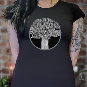 Women&#39;s tree t-shirt