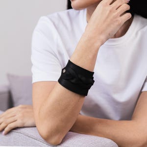 Leder Manschette Armband Frauen, breites Lederarmband, schwarzes Leder Manschette Armband, handgemachte Ledermanschette, rustikale Lederarmband