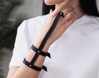 Pulsera de cuero para la mano, Pulsera de arnés para la mano, Pulsera de cuero para los dedos, Arnés de cuero para la mano, Arnés para la muñeca, Pulsera de arnés hecha a mano