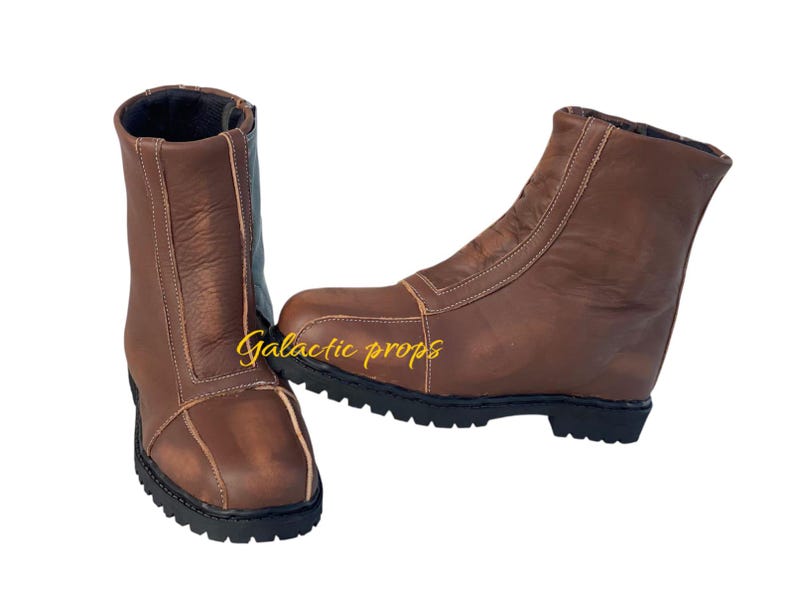 Puede incluir: Un par de botas de cuero marr&oacute;n con una cremallera en el lateral. Las botas tienen una suela gruesa y una punta puntiaguda.