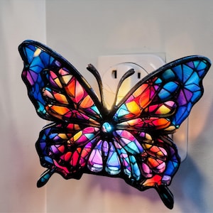 Veilleuse papillon faite main • Lampe à brancher en acrylique texturé en vitrail • Jolie décoration de salle de bain • Veilleuse de couloir • Cadeau unique