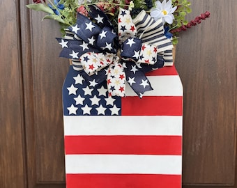 Colgante de puerta patriótico con tarro de cristal • Decoración con la bandera de EE. UU. • Estrellas de madera 3D • Letrero para el porche del Día de los Caídos y el 4 de julio • Decoración rústica americana