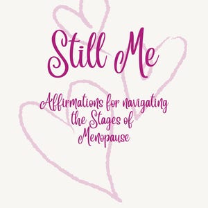 Può includere: Uno sfondo bianco con le parole "Still Me" in un carattere corsivo magenta. Sotto, in un carattere magenta più piccolo, si legge "Affermazioni per navigare le fasi della menopausa". Contorni di cuore rosa chiaro sullo sfondo.