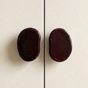 Burgunderroter Keramik-Schrankknopf, handgefertigter Möbelgriff, dunkelroter Schubladengriff, organischer Küchenschrankbeschlag, M5-Schraube