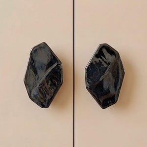Ensemble de 2 poignées de meuble sculpturales en céramique, poignées de tiroir en céramique noire faites à la main, quincaillerie de mobilier moderne et organique, boutons de meuble originaux