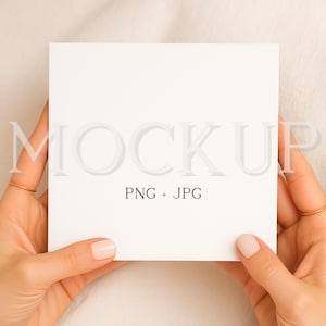 Maqueta minimalista de tarjeta de felicitación en manos femeninas – Formato cuadrado de 15x15 cm – Escena neutra suave – Descarga digital – JPEG + PNG, maqueta de tarjeta de 15x15 cm