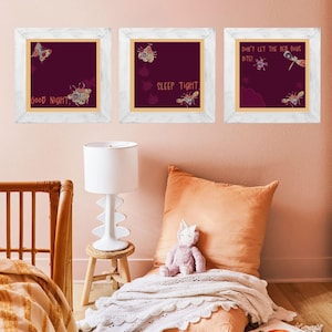 Puede incluir: Tres impresiones enmarcadas con fondo burdeos y marcos blancos. Las impresiones presentan ilustraciones de insectos y el texto "Good Night", "Sleep Tight" y "Don't Let The Bed Bugs Bite!"