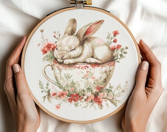 Patrón de punto de cruz "Conejo durmiendo en taza de té" en PDF. Descarga de patrones de punto de cruz de conejo bebé imprimibles. Patrón de punto de cruz de conejito de Pascua.