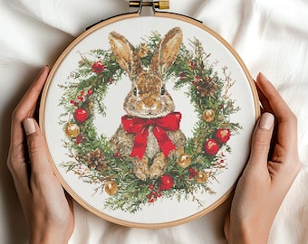 Wzór haftu krzyżykowego „Królik w świątecznym wieńcu”, świąteczny króliczek, plik PDF do pobrania w wersji cyfrowej