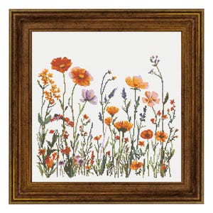 Könnte beinhalten: Ein gerahmtes Kreuzstichbild mit bunten Wildblumen in Orange-, Lila- und Gelbtönen. Die Blumen sind vor einem weißen Hintergrund platziert und in einem dunkelbraunen Holzrahmen gerahmt. Das Kunstwerk zeigt ein Feld mit Wildblumen.