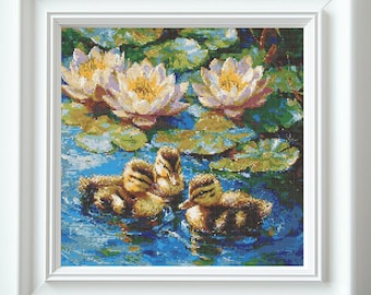 Könnte beinhalten: Drei gelbe Entenküken schwimmen in einem Teich mit Seerosen und Blumen. Das Wasser ist blau und grün, und die Seerosen sind grün und braun.