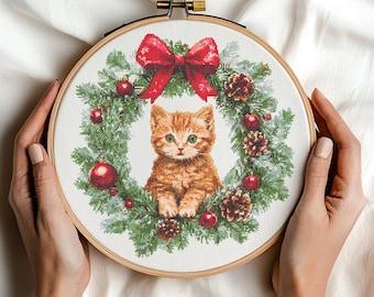 Patrón de punto de cruz: Gatito en corona navideña, gato naranja en corona festiva de invierno con lazo rojo, descarga digital en PDF