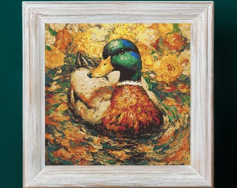 Könnte beinhalten: Gerahmtes Kreuzstich-Kunstwerk einer Stockente mit grünem Kopf und orangefarbener Brust, die in Wasser schwimmt, umgeben von gelben Blumen. Das Kunstwerk befindet sich in einem weißen Holzrahmen. Der Text "© Stitchborne" steht unten.