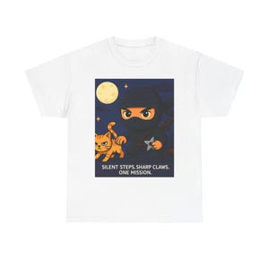 Camiseta de ninja japonés y gato escabulléndose por la noche, estilo anime, regalo para amantes de los gatos, camiseta unisex de algodón.