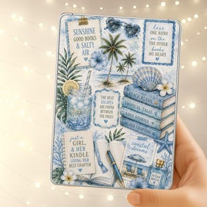 Könnte beinhalten: Eine rechteckige E-Reader-Hülle mit einer blau-weißen Aquarell-Collage aus Strandmotiven, darunter Palmen, ein Einmachglas, ein Bücherstapel, eine Muschel, ein Seestern und Text wie Sunshine Good Books & Salty Air.