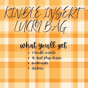 Puede incluir: Un fondo a cuadros naranja y blanco con el texto "KINDLE INSERT LUCKY BAG". Debajo del título, el texto "what you'll get" va seguido de una lista con viñetas: 5 inserciones de Kindle, 2x charm de enchufe antipolvo, marcadores y pegatinas.