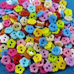 Heldere bloemvormige kleurenmix plastic knopen | perfect voor het maken van kaarten | Naaien en knutselen | 12 stuks | Knopen voor doe-het-zelfprojecten