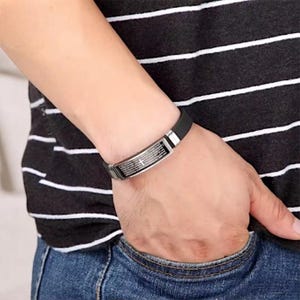Pulsera cristiana para hombre y mujer: regalo de joyería religiosa, acero inoxidable, joyería de fe, regalo para el Día del Padre, texto en inglés y español.