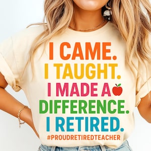 Può includere: T-shirt color crema con la scritta "I CAME. I TAUGHT. I MADE A DIFFERENCE. I RETIRED." in arancione, giallo, rosa, verde e blu. È inclusa una grafica di una mela rossa. L'hashtag #PROUDRETIREDTEACHER è in basso.