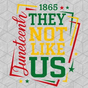 Peut inclure: Conception graphique avec le texte "Juneteenth" en script rouge, et "1865 THEY NOT LIKE US" en lettres majuscules vertes et jaunes. Le design comprend des étoiles et des formes géométriques rouges, jaunes et vertes.