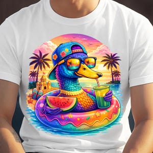以下が含まれることがあります： ビーチバケーションを楽しむカラフルな漫画のアヒルの白いTシャツ。アヒルはサングラス、帽子、浮き輪を着用し、スイカのスライスと飲み物を持っています。背景にはヤシの木と夕日があります。