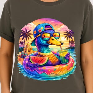 以下が含まれることがあります： サングラス、帽子、浮き輪をつけたカラフルなアヒルのグラフィックTシャツ。飲み物とスイカを楽しんでいます。背景にはヤシの木と夕焼けのあるビーチの風景が描かれています。