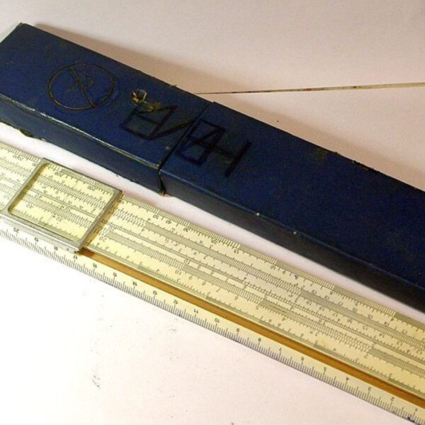 Regla de diapositiva de URSS Rusia vintage 1970 en caso