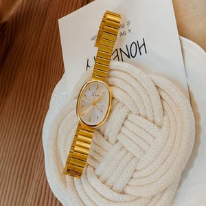 Montre dorée ovale femme | Élégante & intemporelle