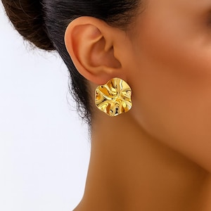 Boucles d’Oreilles Dorées Plissées – Bijoux Design Chic et Tendance | Accessoire Mode Femme
