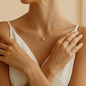 Collier perle doré minimumiste – Bijou élégant femme – カドー・ラフィネ、マリアージュ、ドゥモワゼル・ドヌール、パール・ブランシュ