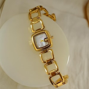 Montre bracelet dorée femme | Montre élégante à maillons carrés