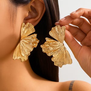 Boucles d’oreilles dorées feuille sculptée – Élégance audacieuse