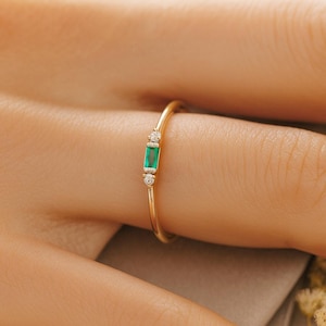 Bague fine pierre précieuse émeraude ou rubis | Bijou minimaliste doré à l’or fin