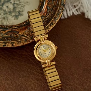 Montre bracelet dorée femme – cadran rond chiffres romains, style rétro chic
