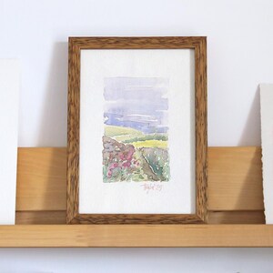 Dipinto originale ad acquerello con cornice, paesaggio con fiori rosa - Opera d'arte naturalistica di piccole dimensioni, decorazione murale unica - Regalo per gli amanti dell'arte