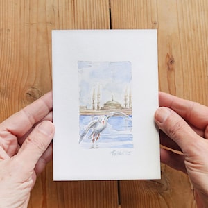 Dipinto ad acquerello originale "Gabbiano in volo e moschea" - Opera d'arte naturalistica di piccole dimensioni, decorazione murale unica fatta a mano - Regalo per gli amanti dell'arte