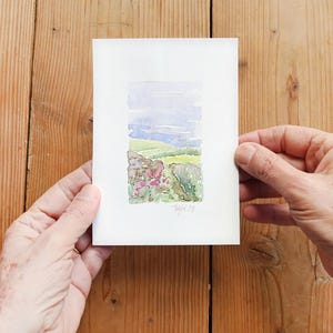 Dipinto originale ad acquerello di paesaggio con fiori rosa - Opera d'arte naturalistica di piccole dimensioni, decorazione murale unica fatta a mano - Regalo per gli amanti dell'arte