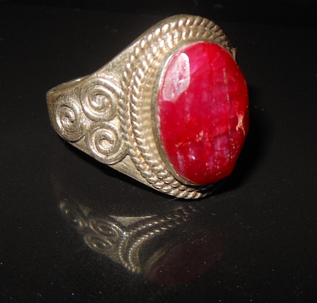 Anello Art Déco Rubino ovale e Diamanti Oro Giallo Anello Art Déco Rubino ovale e Diamanti Oro Giallo