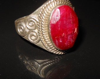 Splendido anello argento funt filigrana con bella radice di rubino.