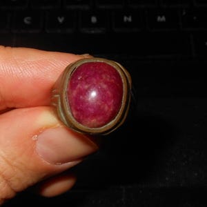 Rubino ed ottone - Importante anello da uomo - Benedetto dai monaci buddisti in Thailandia