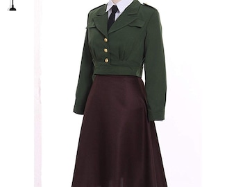 Op de afbeelding: Een groene jas met gouden knopen, een wit overhemd met kraag en een zwarte stropdas. De outfit bevat een bruine rok. De kleding wordt op een mannequin gepresenteerd.
